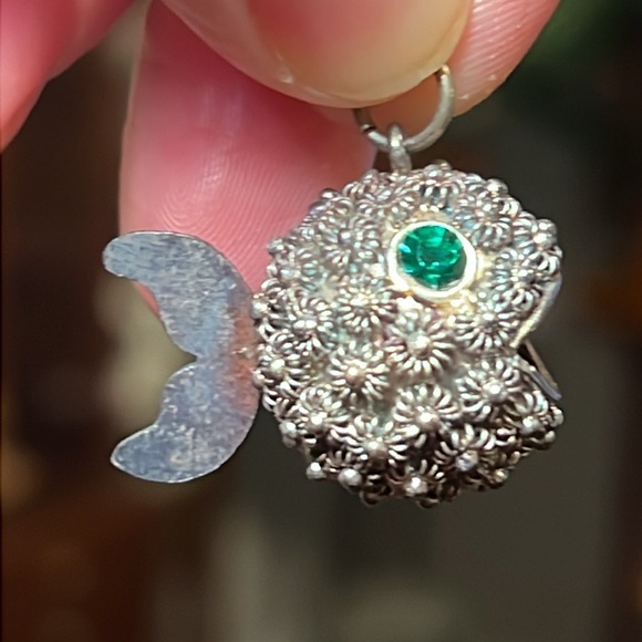 Rare Vintage Sterling Silver Emerald Green Eye Puffer Fish Necklace Pendant - Picture 6 of 8